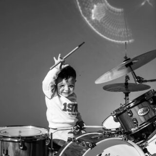 Vicente tocando bateria